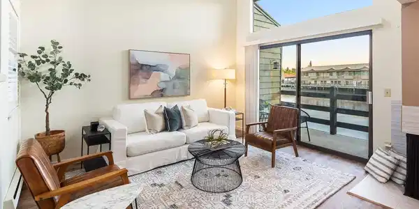 7 Lake Bellevue