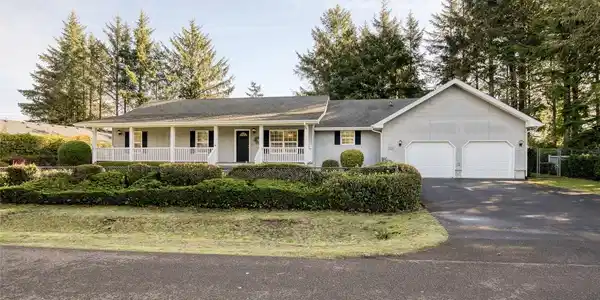 646 Woodland NE