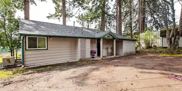 5725 Henslin SE