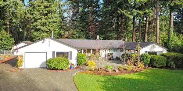 8 Forest Glen SW