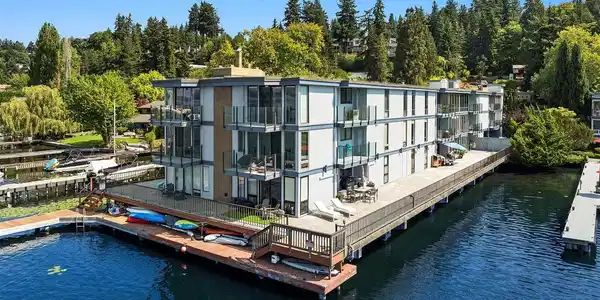 4561 Lake Washington NE