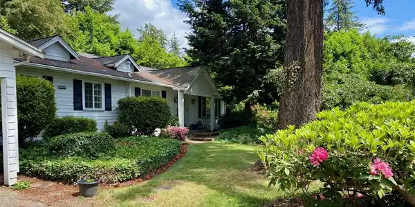 9100 Lake Washington NE
