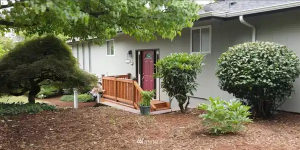 10525 29th E