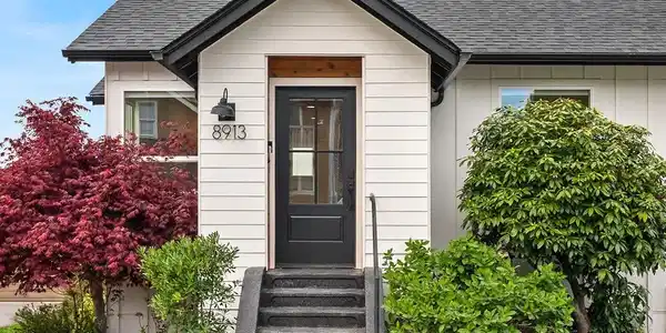 8913 8th NE