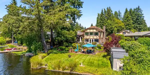 4832 Lakemont SE