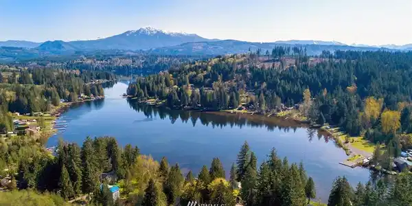 1223 Lake Roesiger