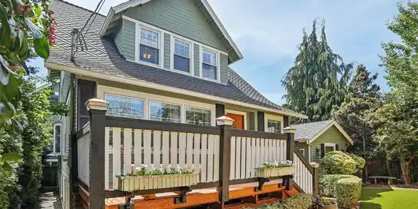 7409 Woodlawn NE