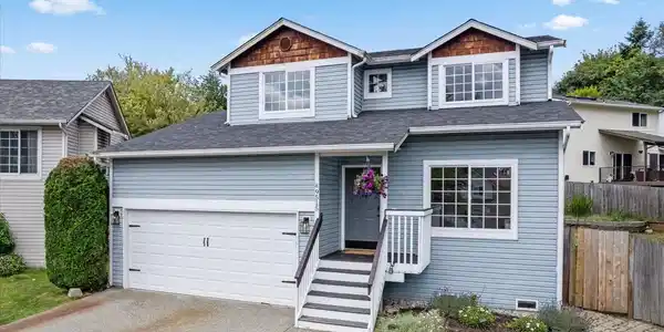 9515 16th NE