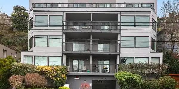 1028 Lakeview E