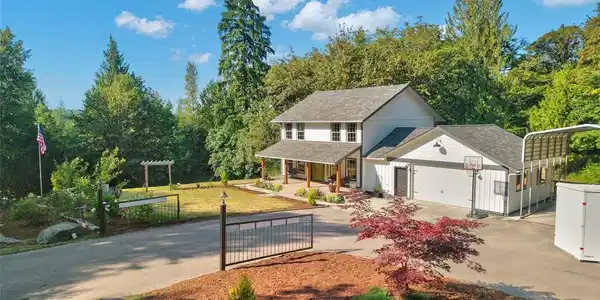 8843 Clearwater SE