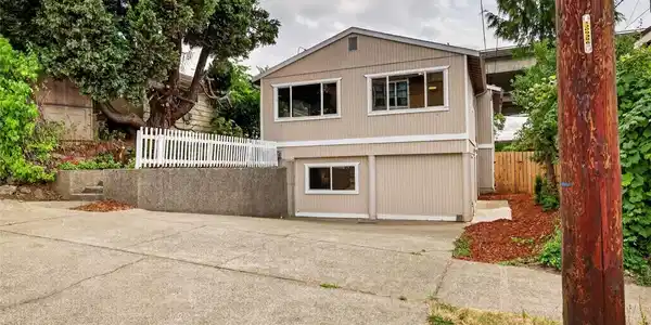 4042 5th NE