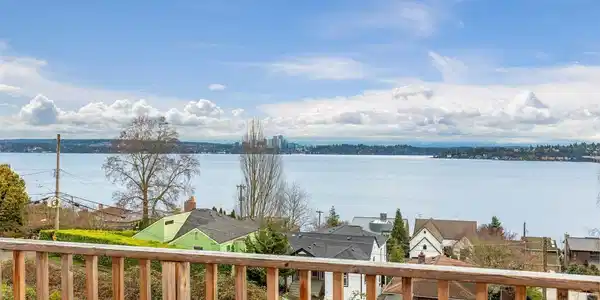 913 Lake Washington S