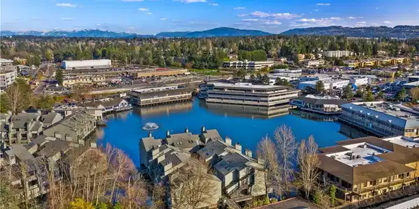 7 Lake Bellevue Dr