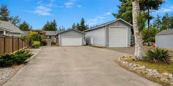602 Huckleberry SE