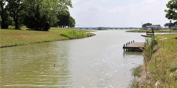 32 Lakeside Lane