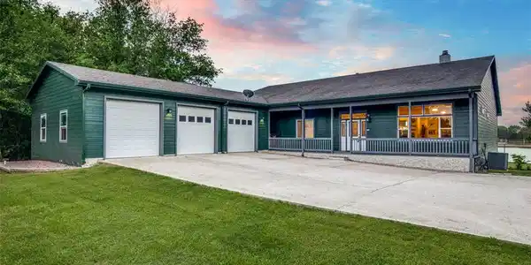 594 Clubhouse Drive