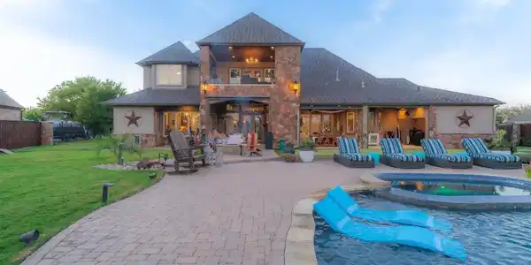 6049 Lakeside Drive