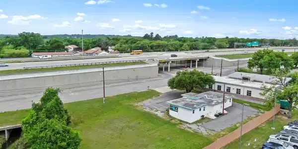 807 Southeast Parkway