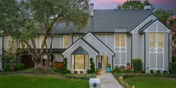 8521 Woodlake Circle