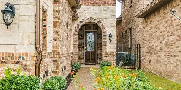 10017 Lakeside Drive