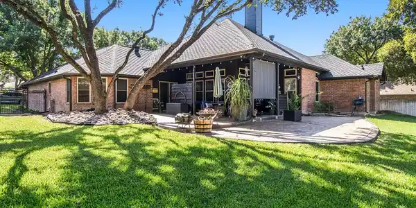 8521 WOODSLANE Drive