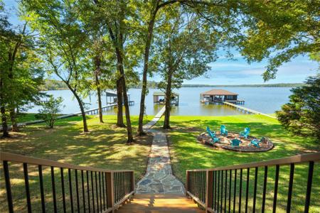 560 Private Road 52444