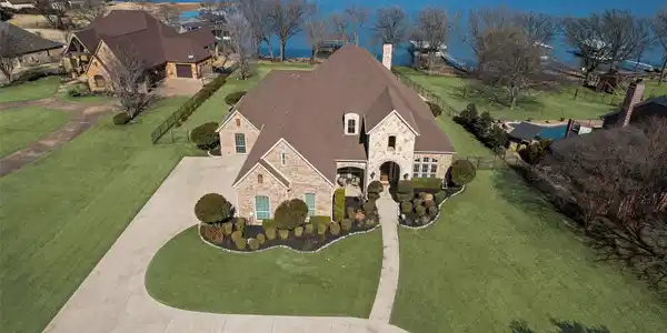 6100 Lake Shore Drive