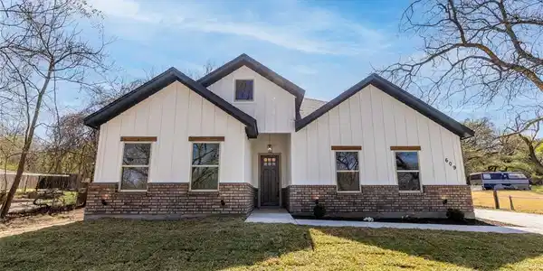 609 W Columbia Drive