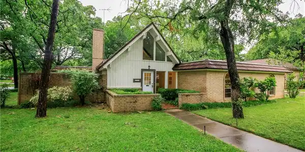 201 Twin Oaks Court