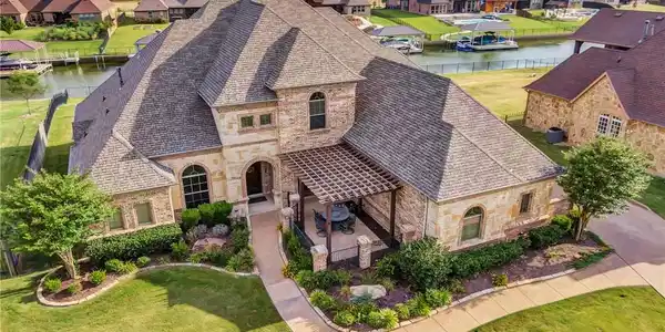 5949 Lakeside Drive