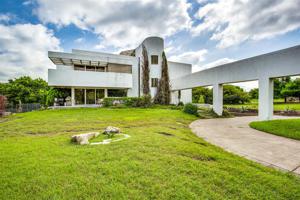 2853 S Lakeview Drive