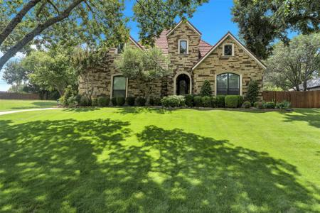 8917 Crest Wood Drive