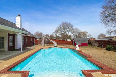 10624 Russell DR Drive