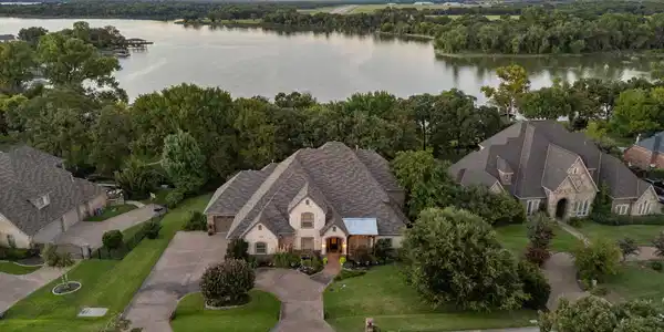 5808 Lakeside Drive