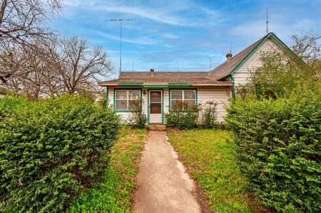 109 W Pecan Street
