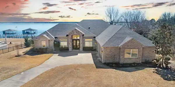 1006 The Shores Drive