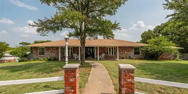 1558 Red Oak Circle