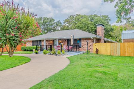 121 Lakeway Lane