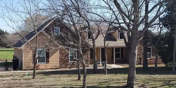 905 Lakeside Lane