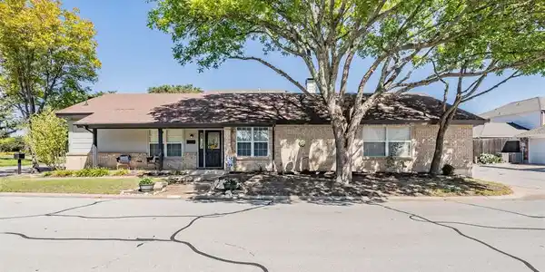 8213 Mountain Lake Circle