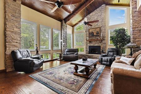 455 Lakepoint Loop