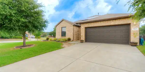 1201 Meadowlakes