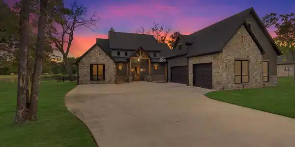 812 Waters Edge Drive