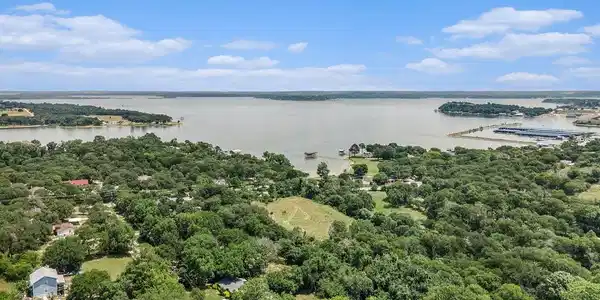 520 Lakeside Drive