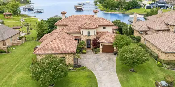 6212 Lakeside Drive