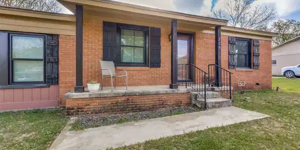 220 N Jarvis Lane