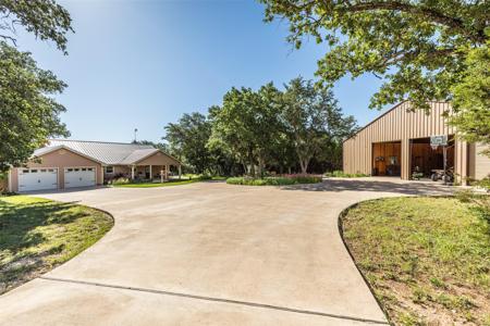 420 Private Road 1400 E