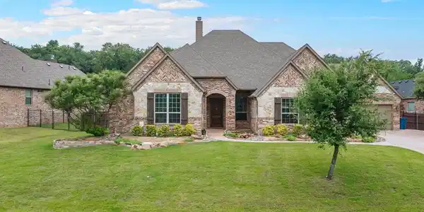 5609 Lakeside Drive