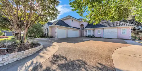8517 Woodlake Circle