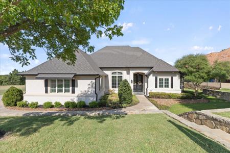 2412 Versailles Drive